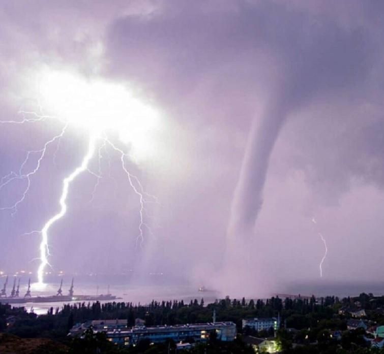 Затоплені вулиці та торнадо: окуповану Феодосію накрила потужна негода Затоплені вулиці та торнадо: окуповану Феодосію накрила потужна негода