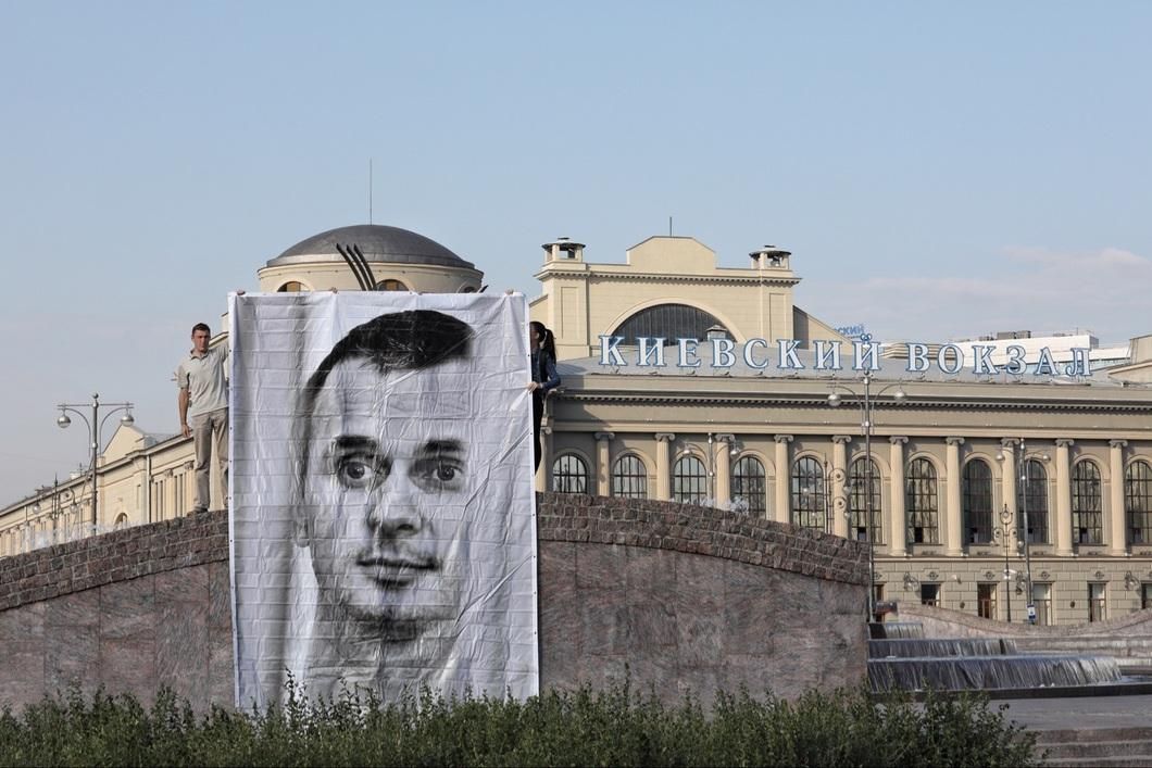 Фотофакт: В Москве развернули гигантский баннер в поддержку Сенцова