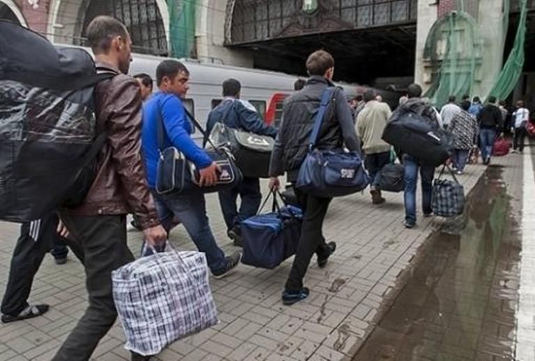 Як повернути заробітчан в Україну: версія  експерта 