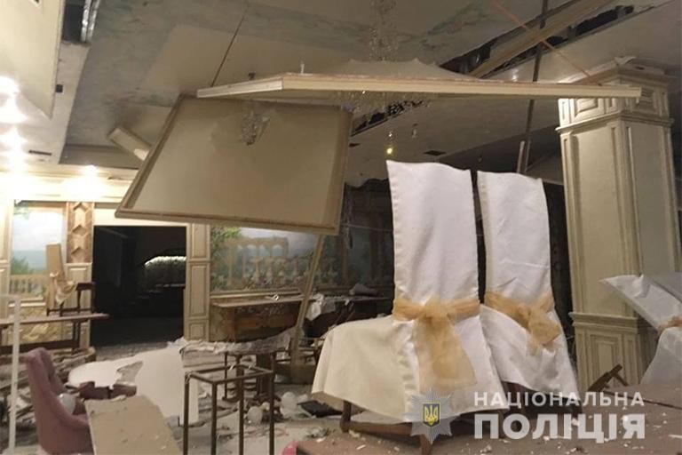 На Прикарпатье группа людей взорвала ресторан: фото с места происшествия