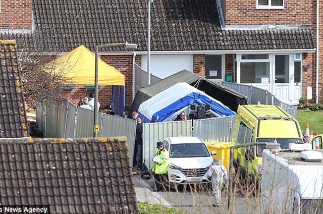 В доме отравленных Скрипалей убирают следы "Новичка" В доме отравленных Скрипалей убирают следы "Новичка"