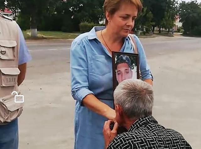 Скандал на Київщині: водія маршрутки змусили цілувати руки матері загиблого бійця
