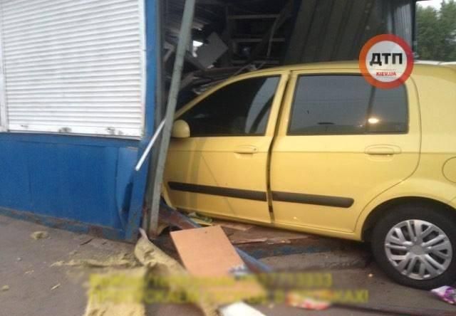 У Києві автомобіль "влетів" у зупинку громадського транспорту: фото У Києві автомобіль "влетів" у зупинку громадського транспорту: фото