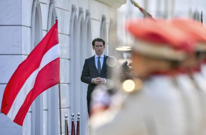 Канцлера Австрии в Македонии ошибочно встретили латвийским флагом Канцлера Австрии в Македонии ошибочно встретили латвийским флагом