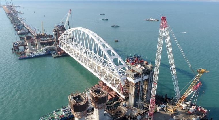 Крымский мост пострадал во время шторма: известны детали