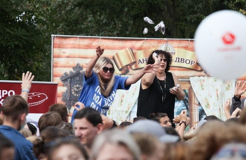 Піца з лопати і "картопля" на голову: росіяни влаштували штовханину за безкоштовну їжу, є фото Піца з лопати і "картопля" на голову: росіяни влаштували штовханину за безкоштовну їжу, є фото