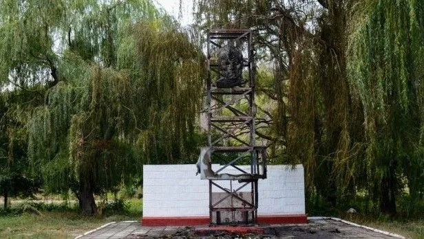 Макіївка пам'ятник підпал підлітки Макіївка пам'ятник підпал підлітки