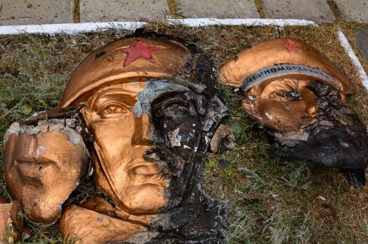Подожгли советский памятник: в Макеевке боевики задержали группу подростков
