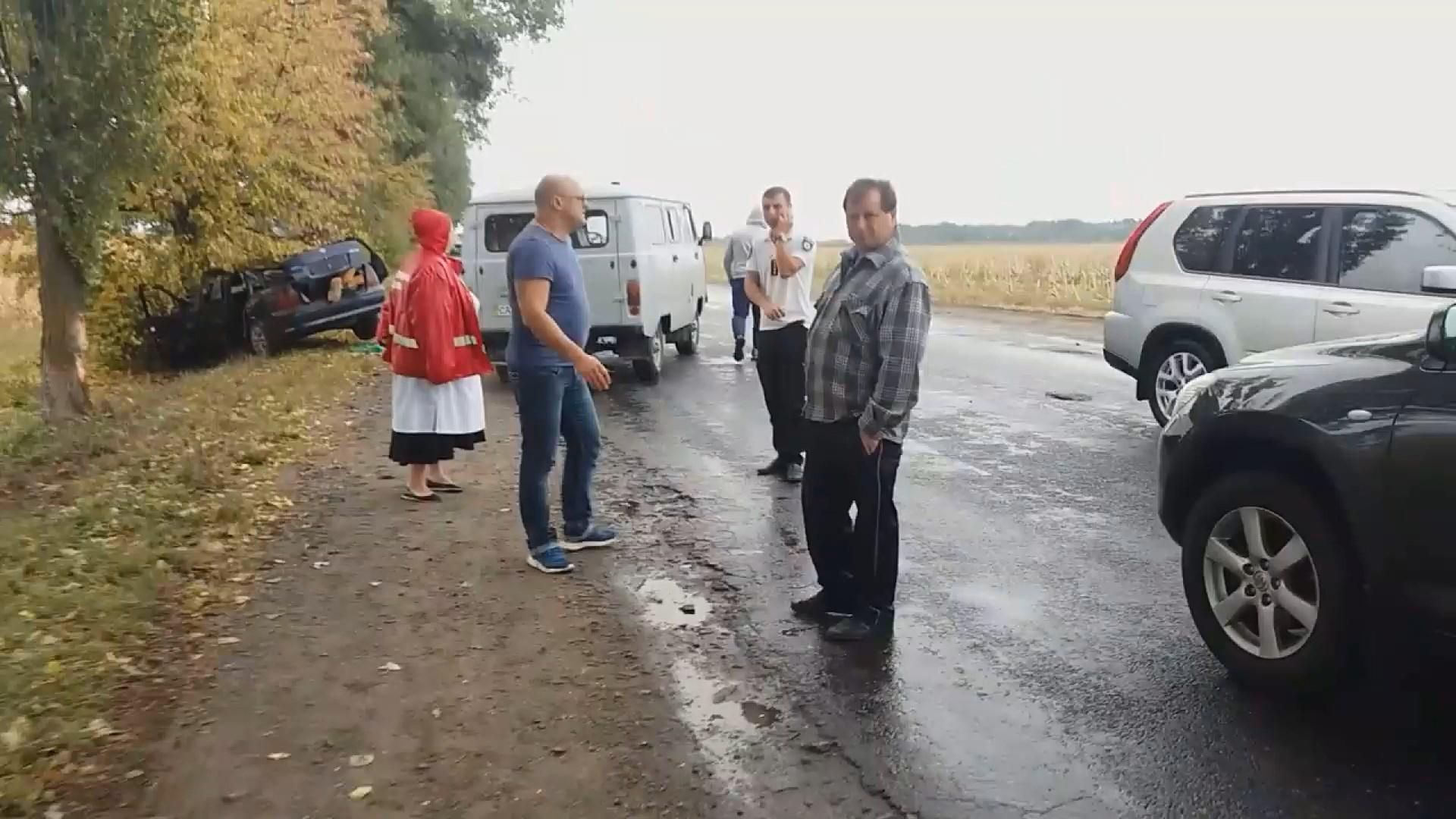 Смертельна ДТП на Черкащині: авто врізалось в дерево, оминаючи вибоїни на дорозі