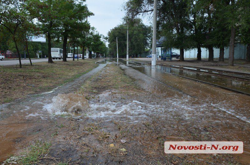 В Николаеве прорвало трубопровод: часть города осталась без воды