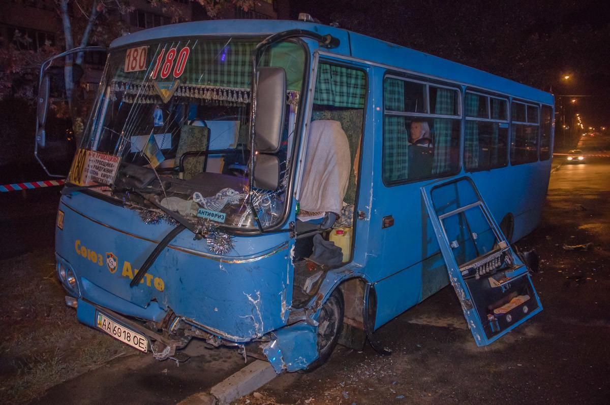 Тройное ДТП с маршруткой в Киеве: виновник скрылся с места головокружительной аварии