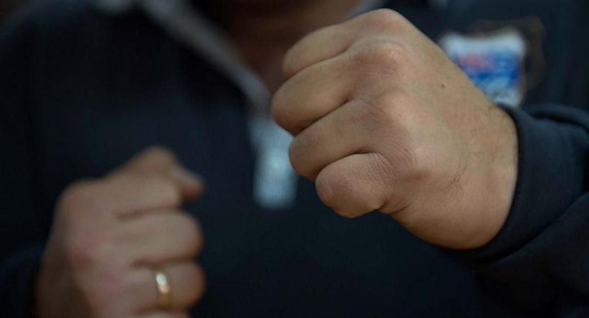 Молодики влаштували розбірки зі стріляниною та розбитими пляшками у центрі Києва Молодики влаштували розбірки зі стріляниною та розбитими пляшками у центрі Києва