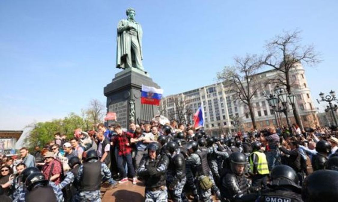 День протестів у Росії: сутички з поліцією та затримання демонстрантів по всій країні