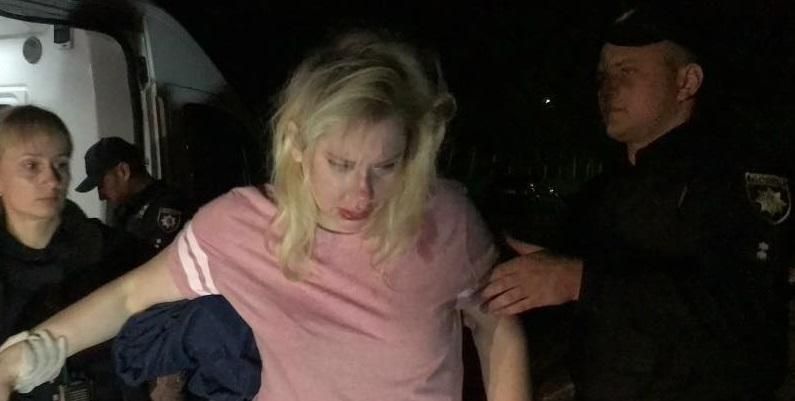 Повзала по траві у п'яній істериці: у Києві неадекватна жінка влаштувала ДТП Повзала по траві у п'яній істериці: у Києві неадекватна жінка влаштувала ДТП