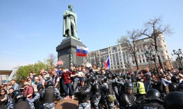 День протестов в России: стычки с полицией и задержания демонстрантов по всей стране