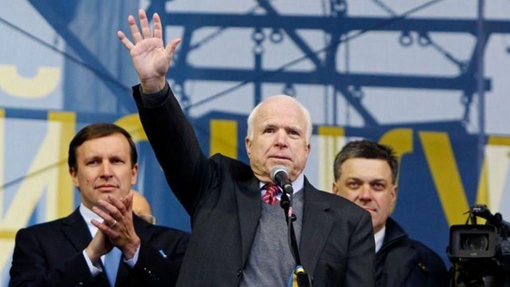 Порошенко просят предоставить Маккейну звание Героя Украины