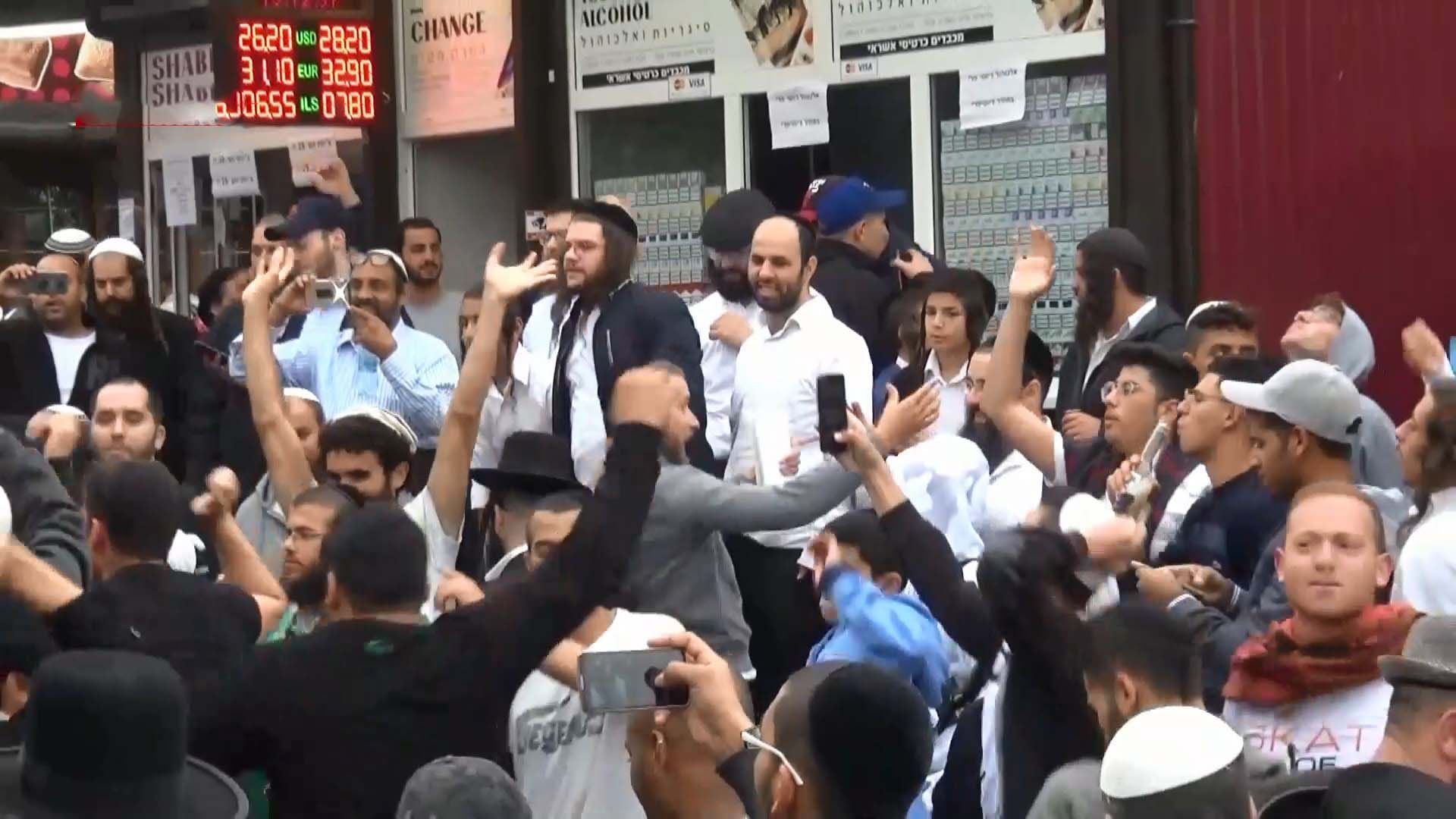 30 тисяч хасидів прибуло до Умані, аби відзначити Єврейський Новий рік: відео святкування 30 тисяч хасидів прибуло до Умані, аби відзначити Єврейський Новий рік: відео святкування