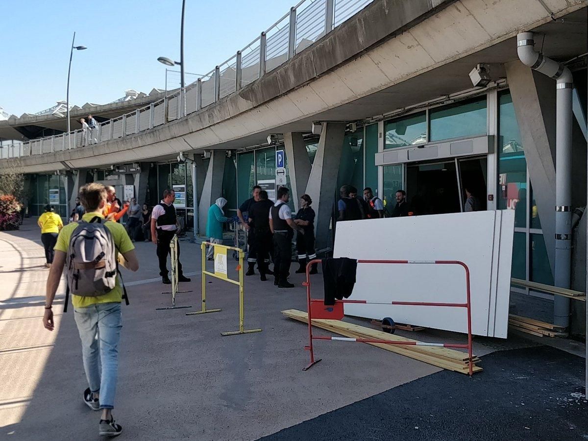 В аеропорту Ліона автомобіль виїхав на злітну смугу: відео