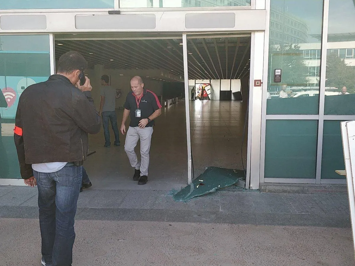 Автомобіль розбив скляні двері в аеропорту