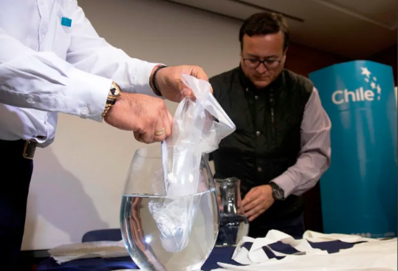 Чилійські вчені створили пластикові пакети, що розчиняються у воді
