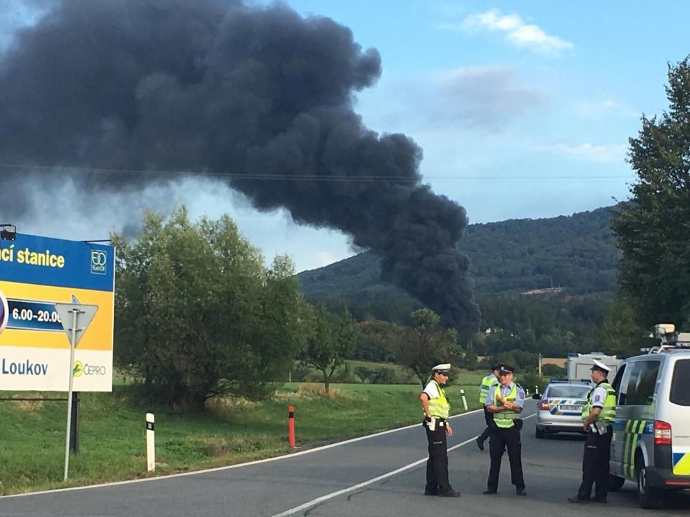 У Чехії горить склад із нафтопродуктами, чути вибухи: вражаючі фото та відео