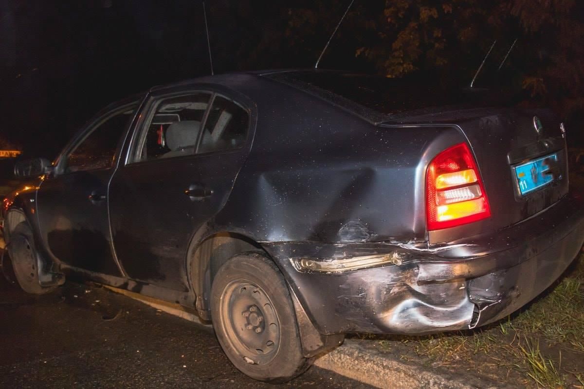 В Києві автівка на "євробляхах" влетіла у машину поліції охорони: фото аварії