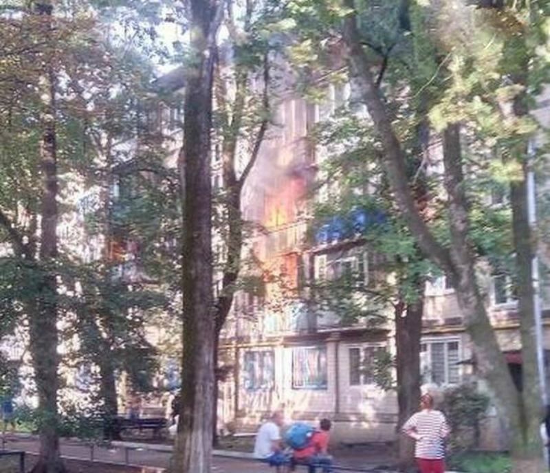 В Києві загорілася багатоповерхівка: ймовірно, через дитячі пустощі – фото