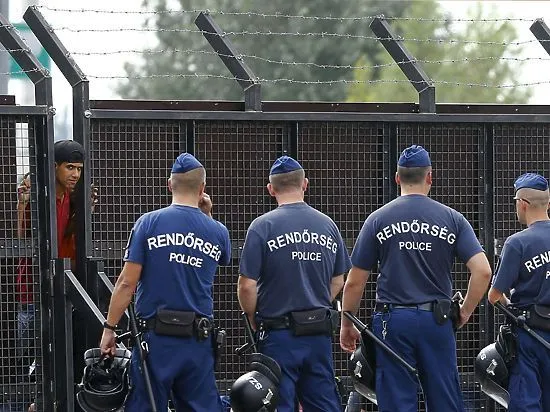 Поліція Угорщини проти мігрантів