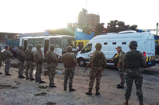 После столкновений с рейдерами в Харьковской области полиция задержала полсотни человек: фото