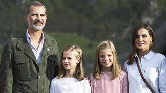 Королева Испании засветила будничный образ с кроссовками: фото