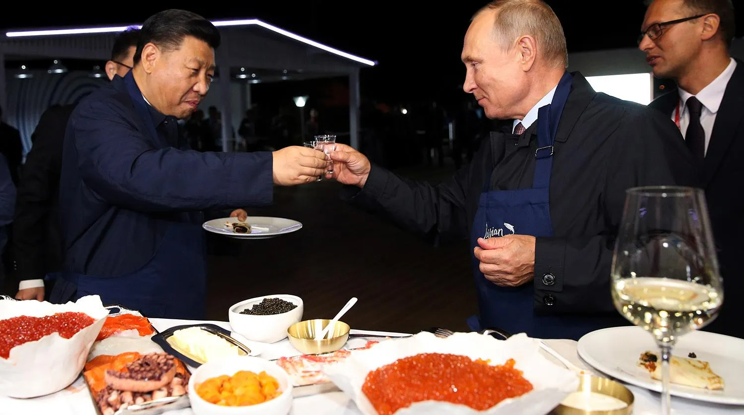 Володимир Путін та Сі Цзіньпін після IV Східного економічного форуму у Владивостоці