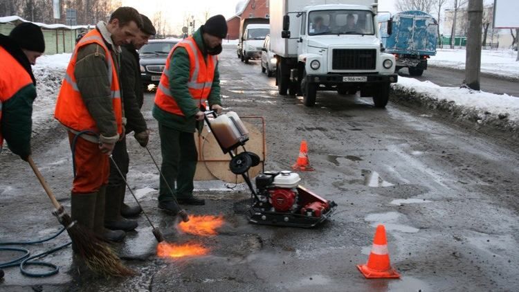 Еволюція "Укравтодору": укладати асфальт під час снігопаду більше не будуть