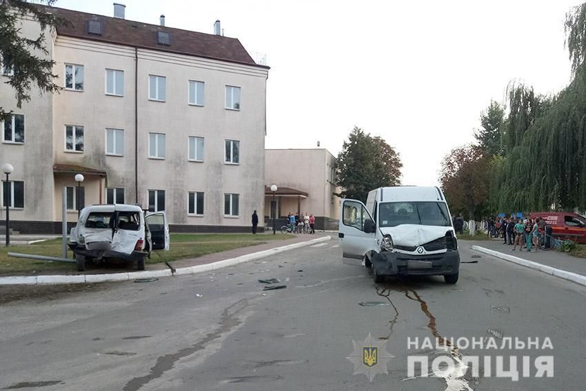 На Хмельниччині водій збив жінку з немовлям на візочку