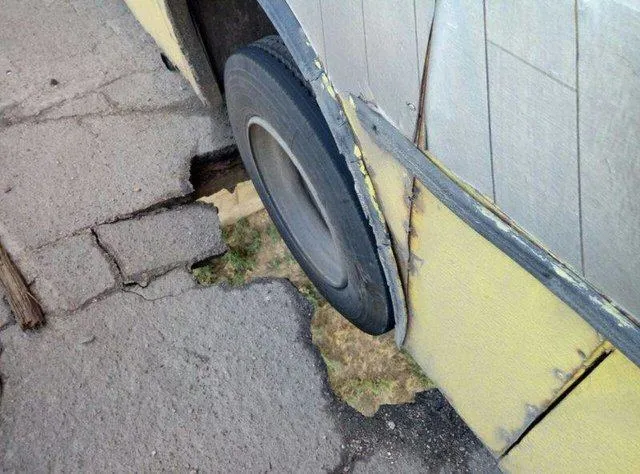 Автобус застряг у наскрізній дірці в мосту у Запоріжжі Автобус застряг у наскрізній дірці в мосту у Запоріжжі