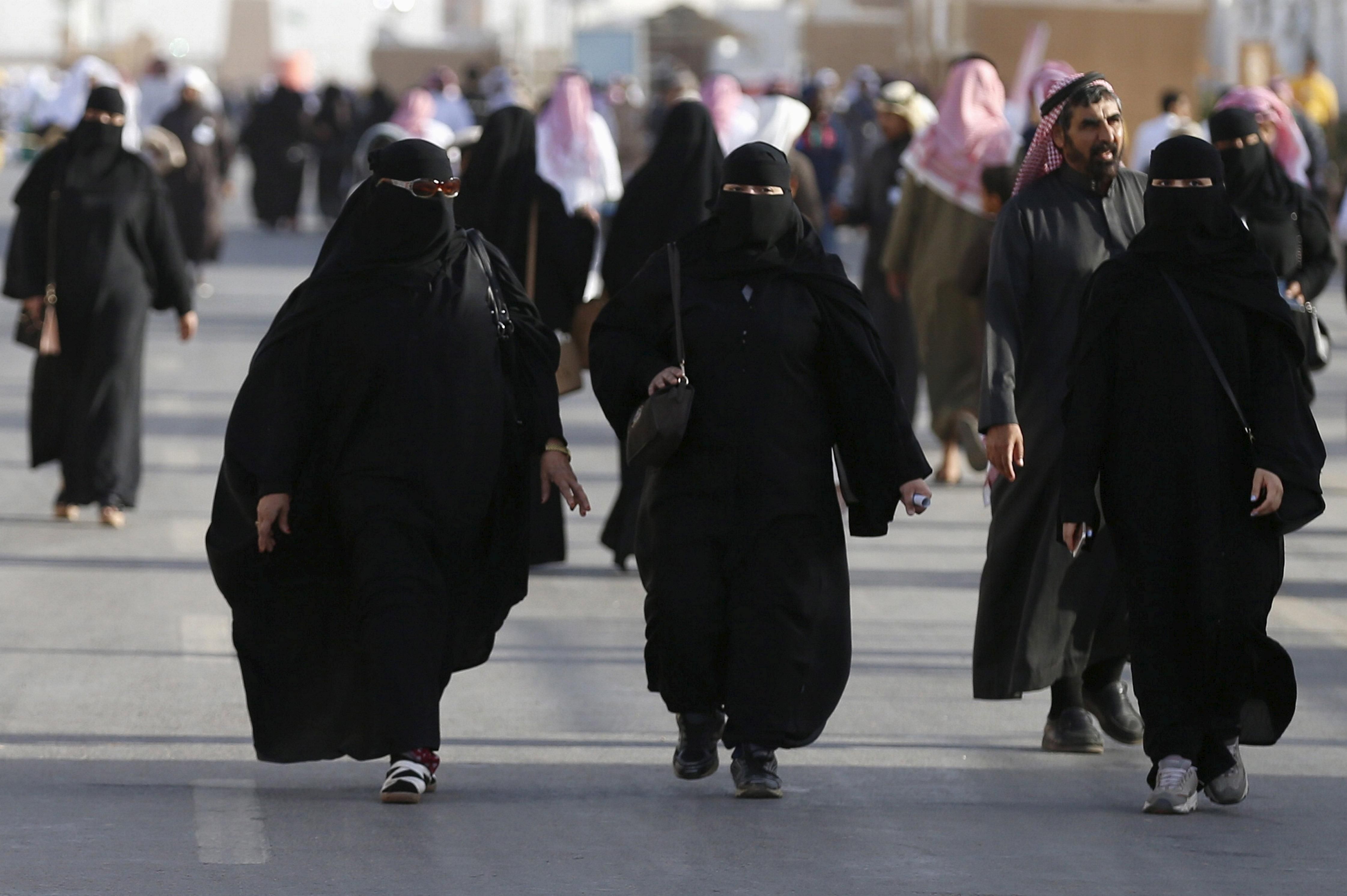 У Саудівській Аравії чоловіка заарештували за те, що поснідав з жінкою: відео