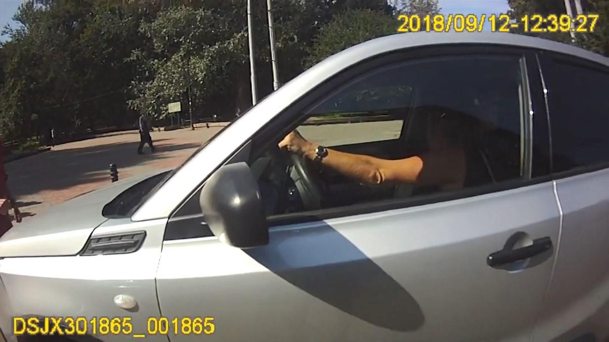 "Пошел вон, козел безрогий": агрессивная водительница прокатала патрульного на капоте
