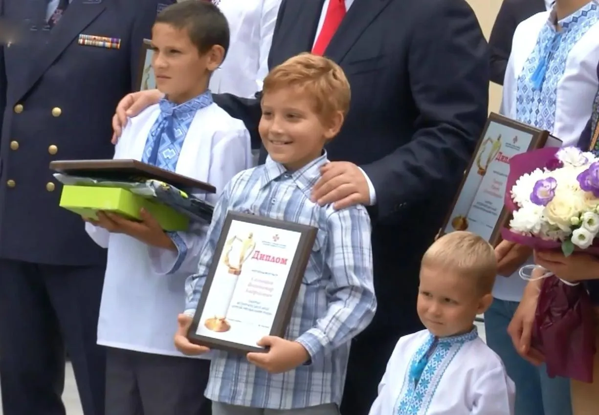 Львів'янин Володимир Соловйов ( в центрі)