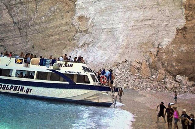 На пляжі Греції обвалилась скеля: є постраждалі, перекинулися кілька човнів