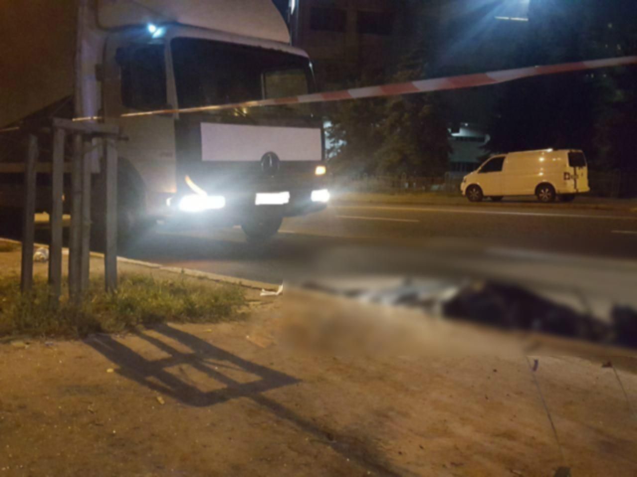 В Киеве под колесами грузовика погиб мужчина, пытавшийся перебежать дорогу: фото В Киеве под колесами грузовика погиб мужчина, пытавшийся перебежать дорогу: фото
