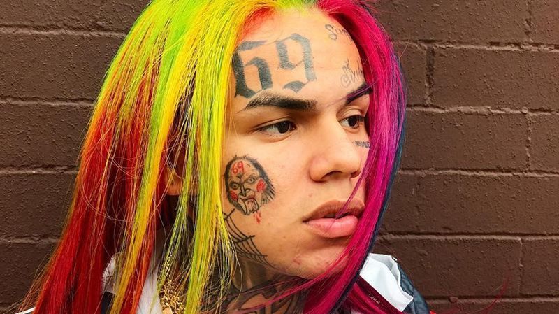 У Москві невідомий напав на американського репера Tekashi: відео