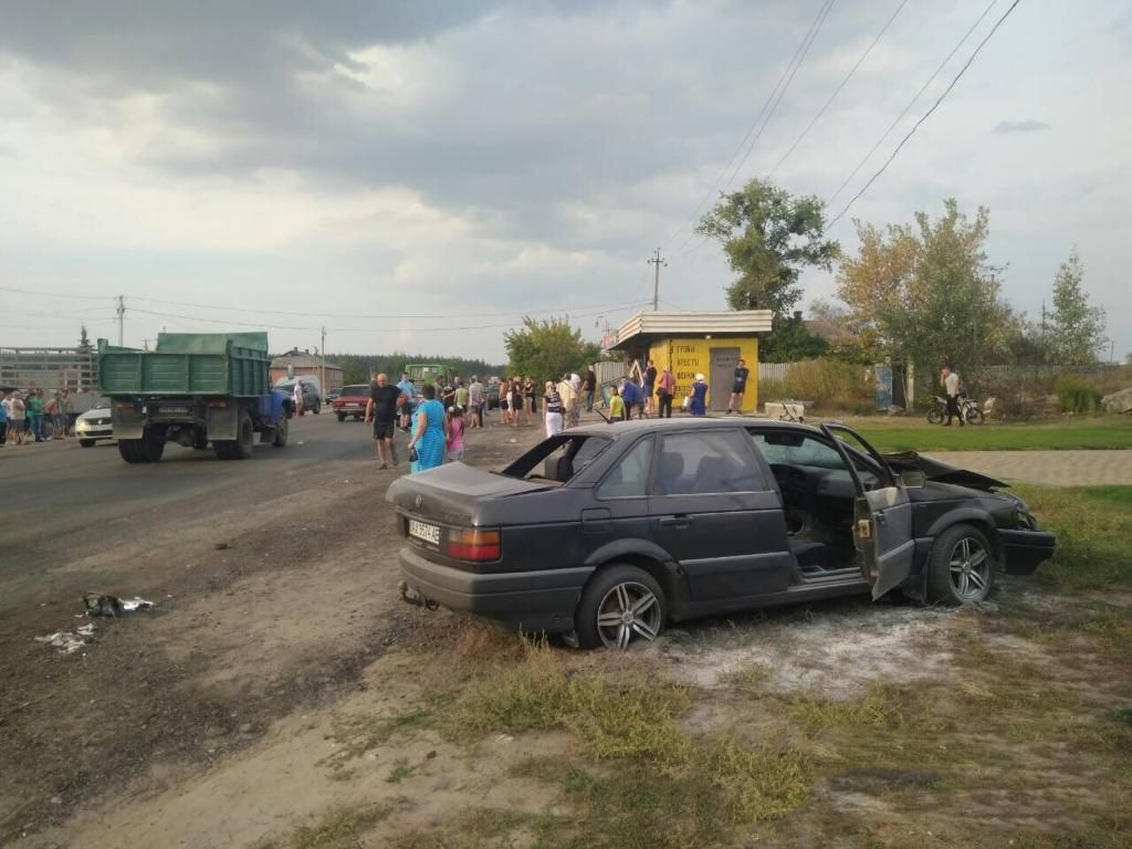 Жахлива ДТП на Харківщині: авто влетіло у зупинку з людьми, є жертви