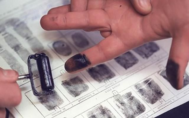 Бойовики Донецька змушують усіх здавати відбитки пальців, – соцмережі Бойовики Донецька змушують усіх здавати відбитки пальців, – соцмережі