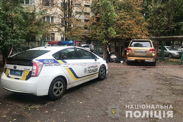 В Одессе автомобиль "влетел" в забор детского сада, убегая от полиции: фото и видео