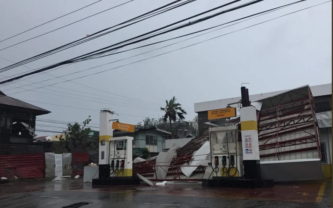 Потужний тайфун у Філіппінах знищує будинки 