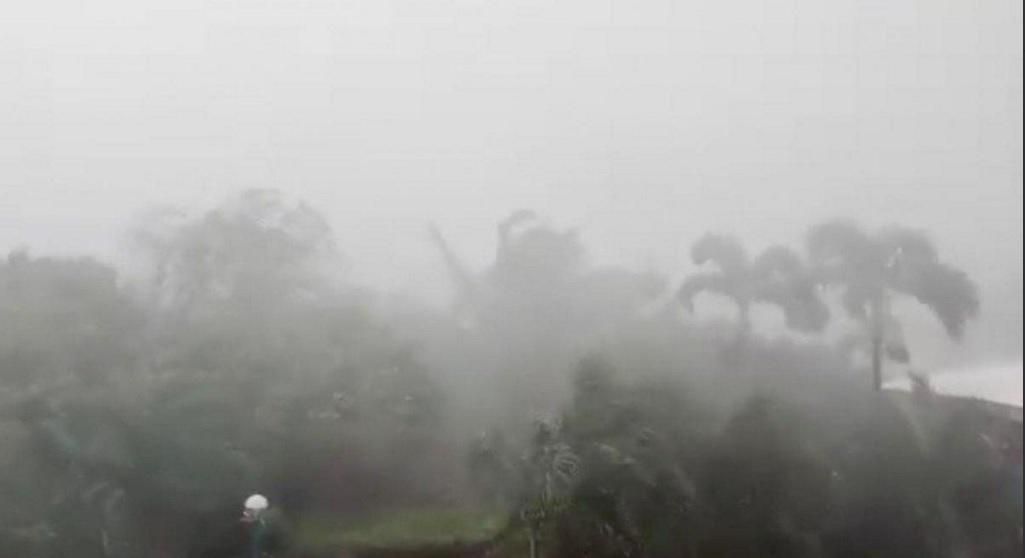 На Филиппинах бушует мощный тайфун: ужасающие фото стихии На Филиппинах бушует мощный тайфун: ужасающие фото стихии