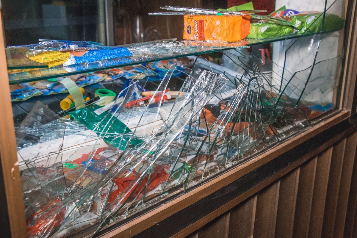 У Києві неврівноважений чоловік влаштував погром у кафе: фото