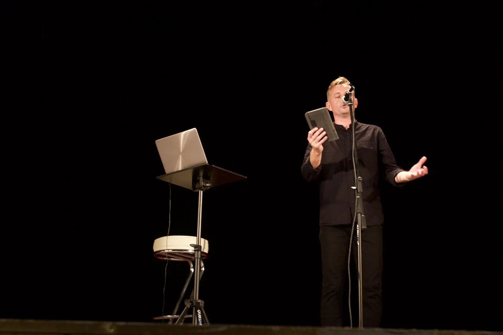 Сергій Жадан на сцені Сергій Жадан на сцені