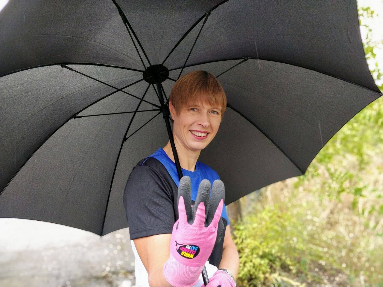 Президентка Естонії збирала сміття в парку Дніпра Президентка Естонії збирала сміття в парку Дніпра