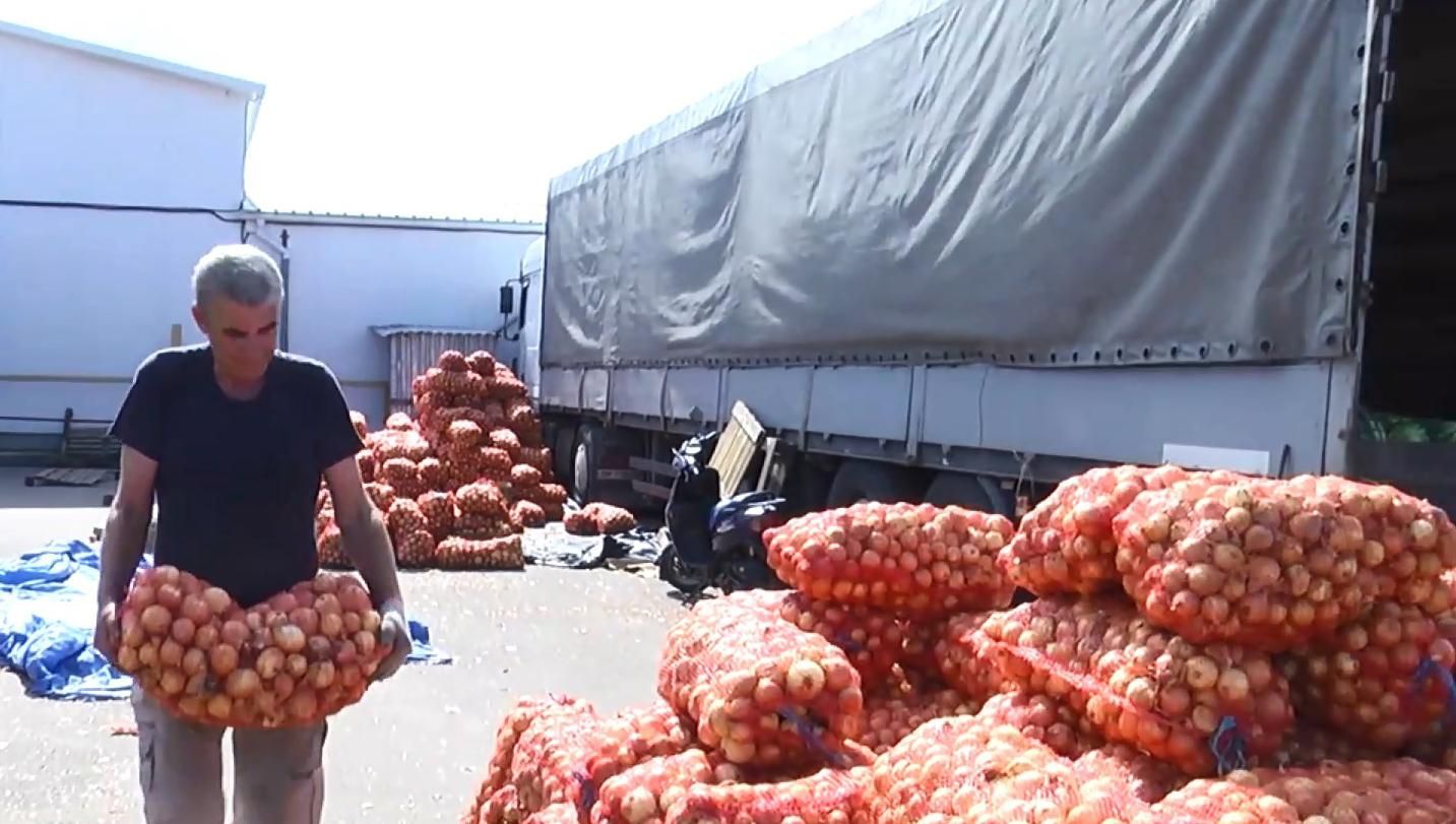 Скандал у Житомирі: вихованці інтернату працювали на доньку директора на базарі Скандал у Житомирі: вихованці інтернату працювали на доньку директора на базарі