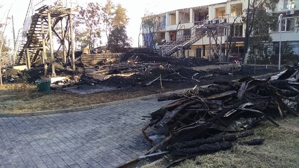 Пожежа у таборі "Вікторія": роковини трагедії і зневіра батьків загиблих Пожежа у таборі "Вікторія": роковини трагедії і зневіра батьків загиблих